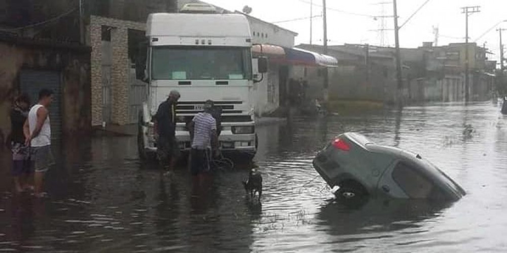 Motorista de aplicativo obedece a GPS e cai com carro dentro de canal em São Vicente