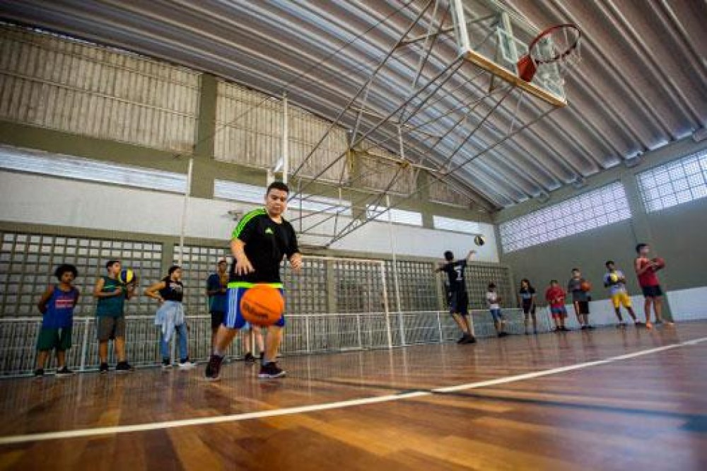 Superescola tem basquete, futsal e handebol no Ginásio Samambaia