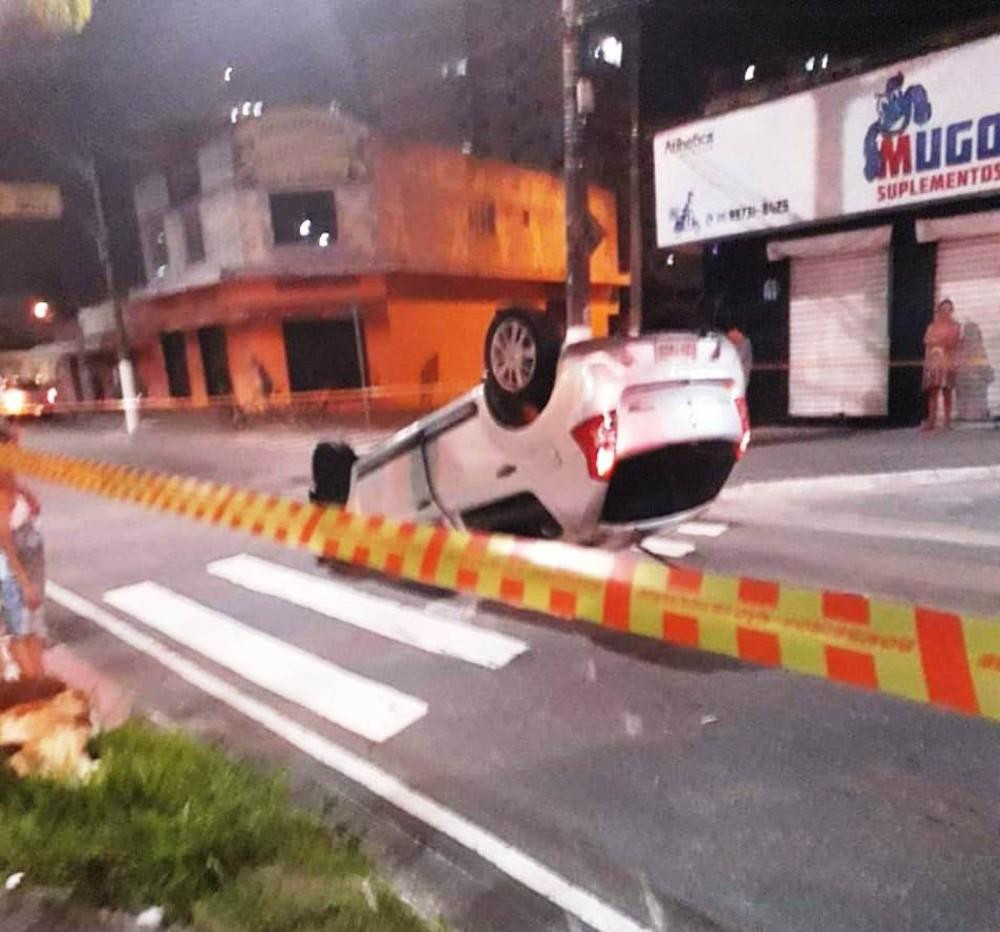 Motorista bate em poste e capota carro em avenida de Praia Grande, SP