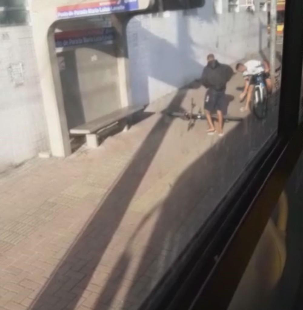 Dupla armada assalta mulher em ponto de ônibus em Praia Grande; vídeo